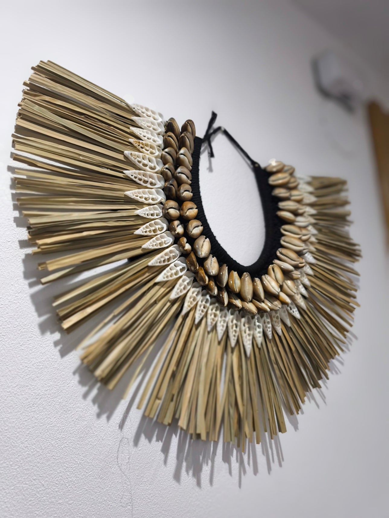 COLLAR PAPÚA de rafia y conchas.