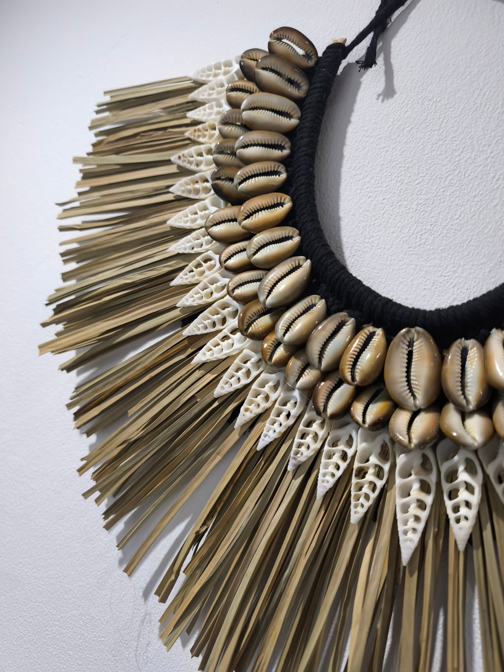 COLLAR PAPÚA de rafia y conchas.