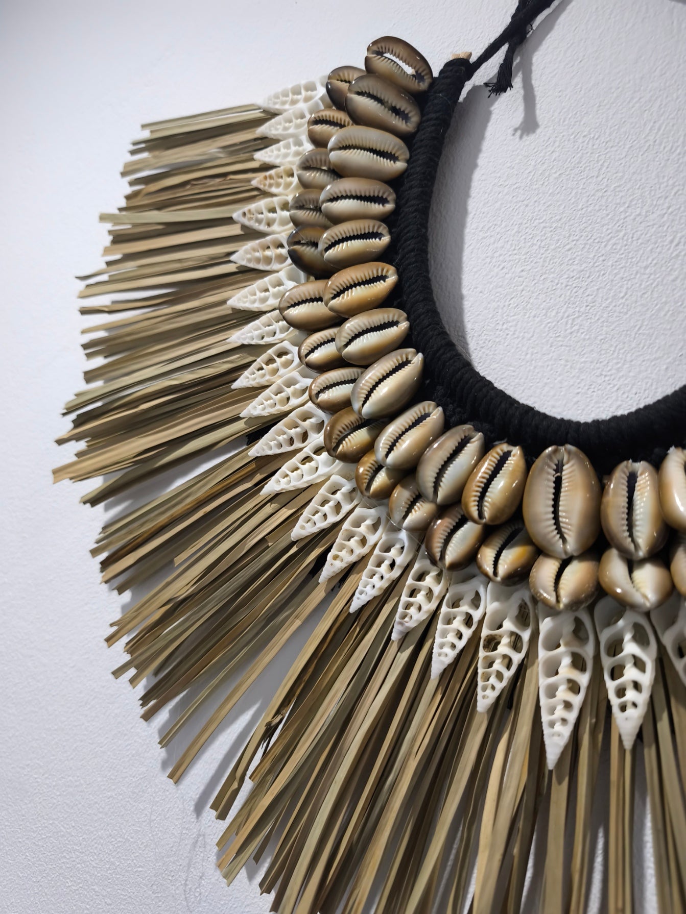 COLLAR PAPÚA de rafia y conchas.